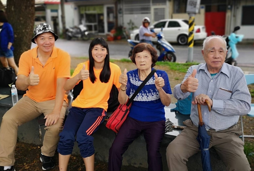 呂景義(左)帶小學5年級的江靜緣到屏東參加全小運。呂景義提供。