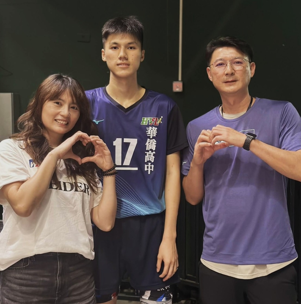 江秉軒(中)和雙親。江秉軒提供。