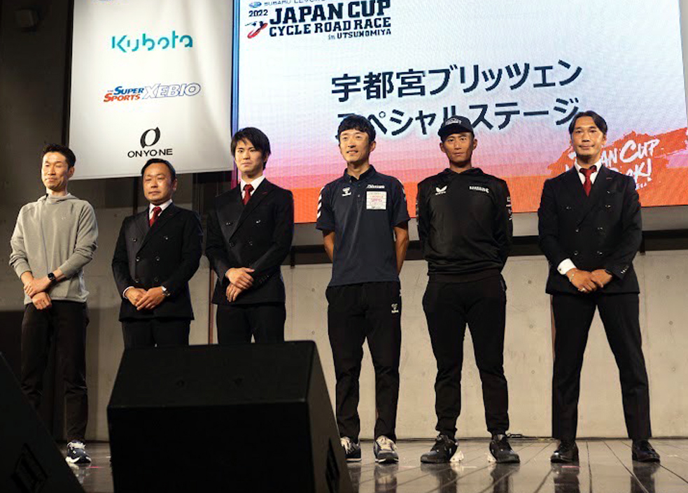 馮俊凱（右二）正式加盟日本宇都宮閃電車隊。圓創運動行銷提供。