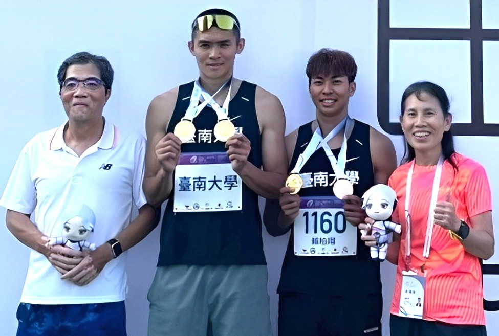 陳玟溥(左二)飆10秒29躍百公尺歷年第6傑，感恩兩位教練和隊友賴柏翔。台南大學／提供。