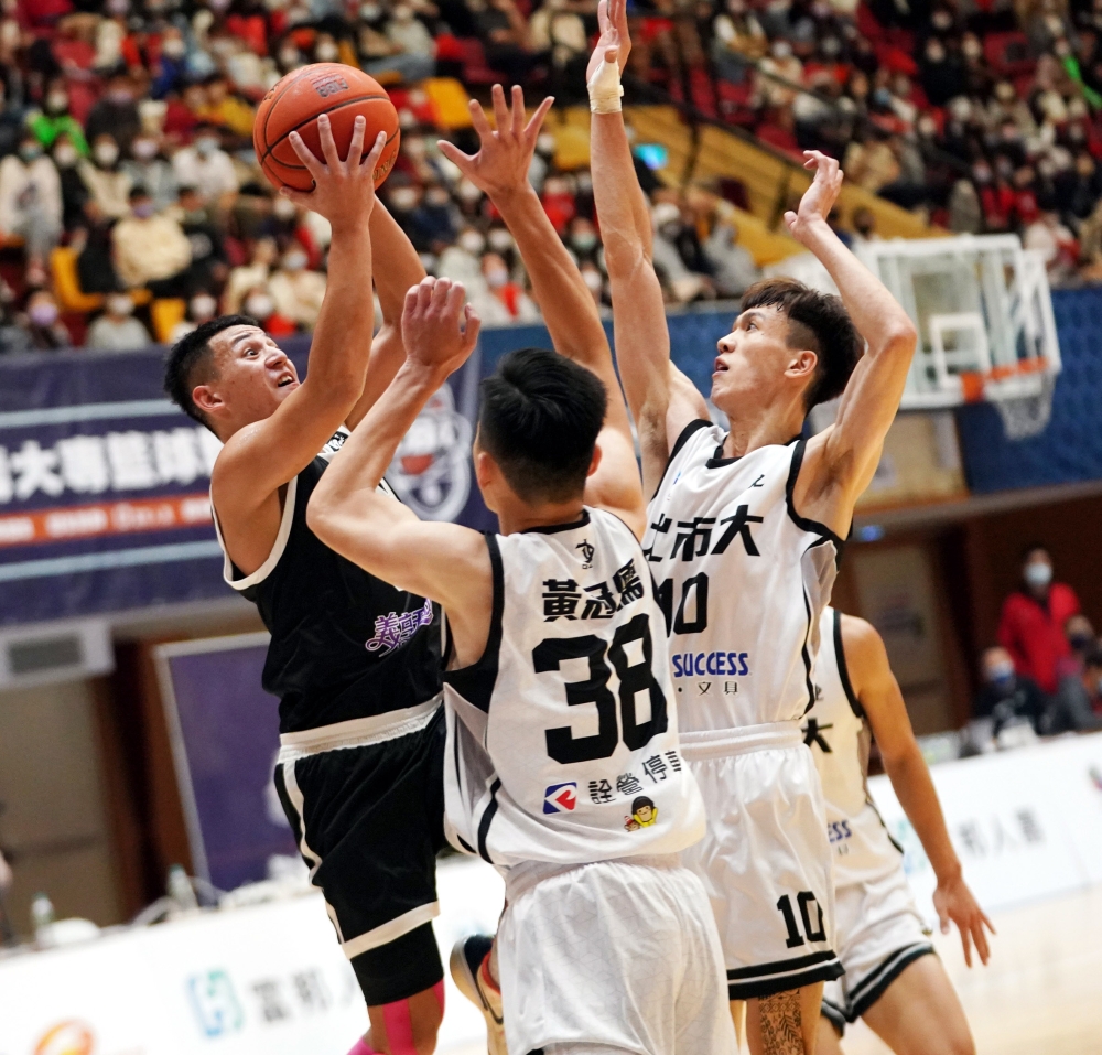 義守大學劉承彥全隊最高20分6助攻4抄截。
