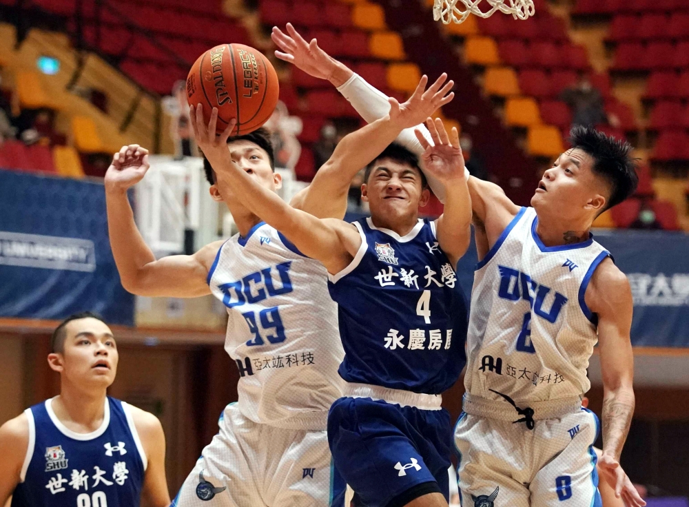 世新大學李宗漢上籃遭阻擋。大會提供。下同。