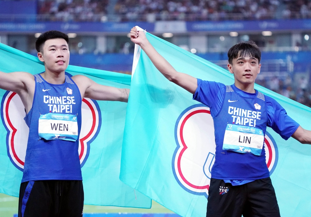 文華佑（左）和林佳興（右）在成都世大運男子跳遠銀包銅。大專體總提供。