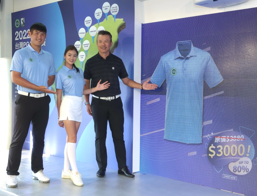 TPGA和Fenix Taiwan推出限量聯名款服飾由總經理黃聖青(右起).你好傳媒高爾夫雜誌Gisella.台灣PGA新人王蔡凱任展示聯名款Polo衫。