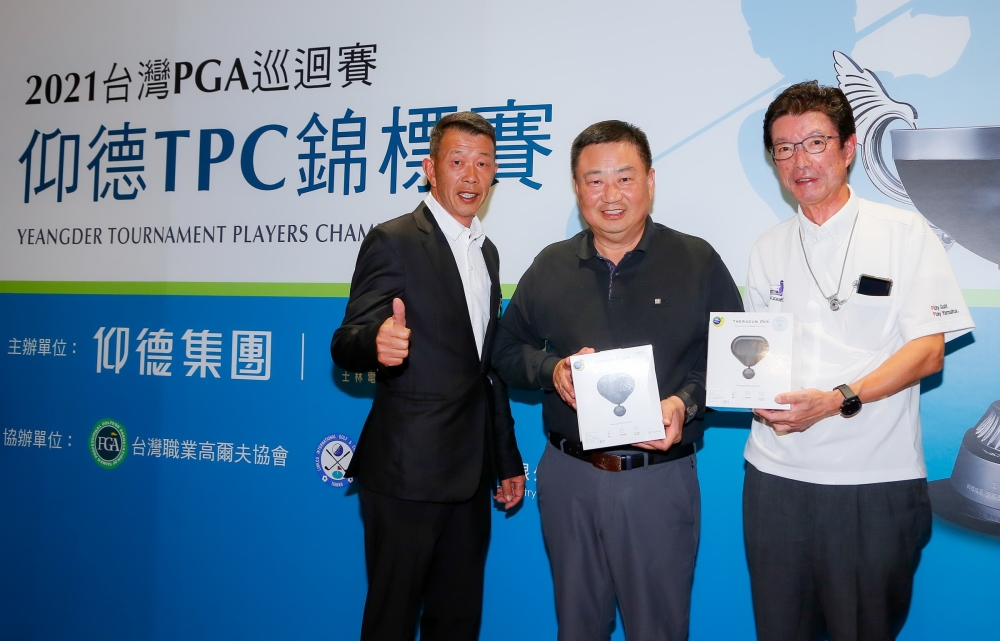 TPGA理事長陳榮興(左)頒發由賦信無限公司提供的摸彩獎項THERAGUN mini 迷你頂級專業按摩槍兩台，給幸運來賓。