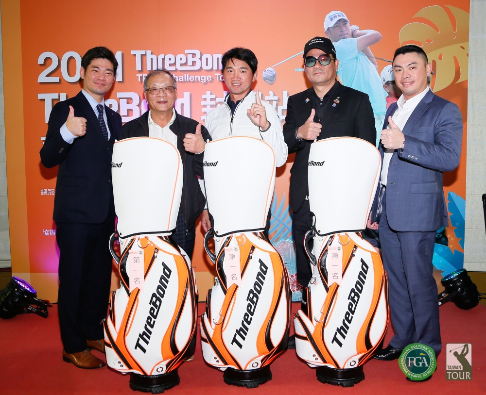 ThreeBond香港有限公司台灣支店總經理泰地宏和(左1)頒發配對賽冠軍獎品給與選手李士鴻(中)同組的三位貴賓。