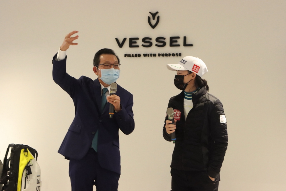 Vessel董事長蕭崑林為李旻加油打氣。Vessel提供。鍾豐榮攝影。
