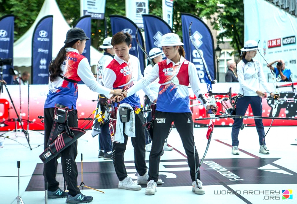 中華隊彭家楙（左起）、雷千瑩和譚雅婷在2019世錦賽摘金。圖／世界射箭總會。