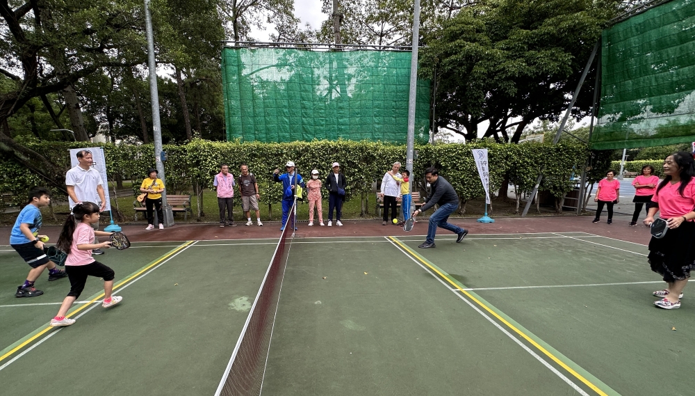 臺北市政府體育局長王泓翔（右4）回擊小小選手的進攻（運休協會提供）。