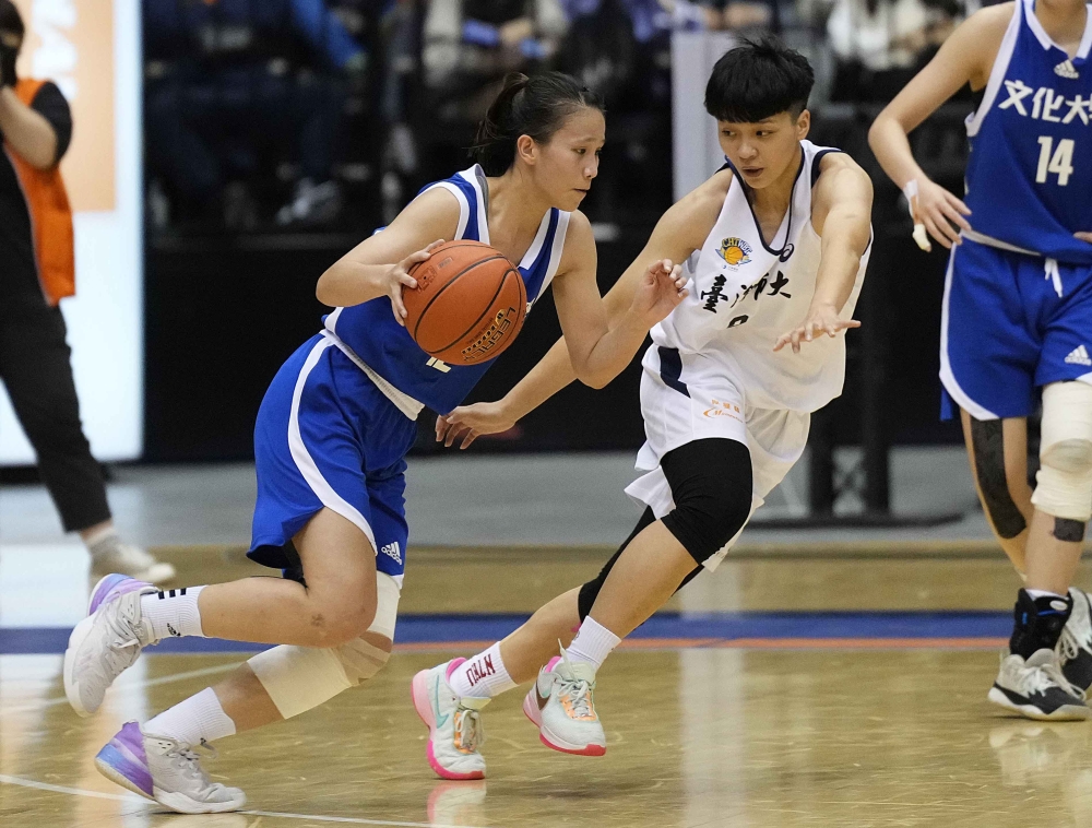 文化大學王玥媞撐滿全場拿下14分10籃板。