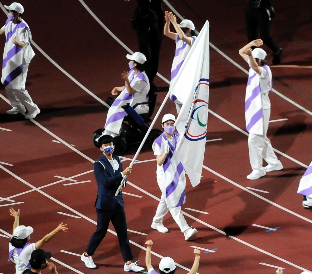 中華代表團由羽球選手方振宇擔任帕運閉幕典禮掌旗官。體育署提供（下同）。