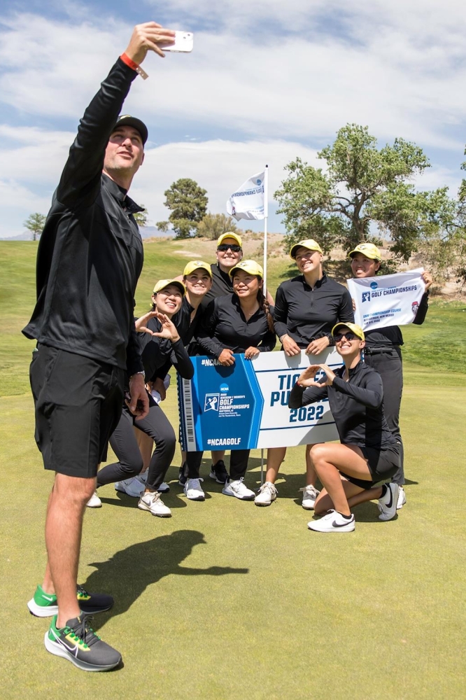奧瑞岡大學喜奪新墨西哥州預賽雙料冠軍，總教練瑞利(Derek Radley)與校隊全員自拍留念。(圖 / Oregon Women's Golf)