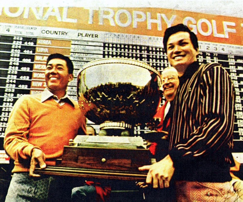 呂良煥（左）和謝敏男搭檔拿到1972年世界杯高球賽冠軍。謝敏男提供。