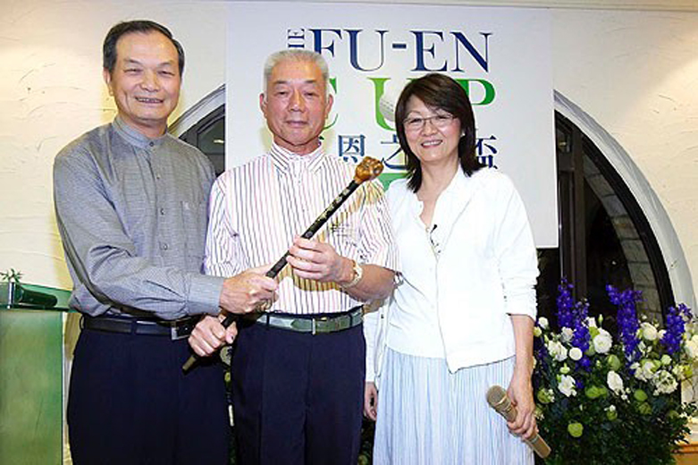 呂良煥（中）和謝敏男出席復恩杯。 立青文教基金會提供。