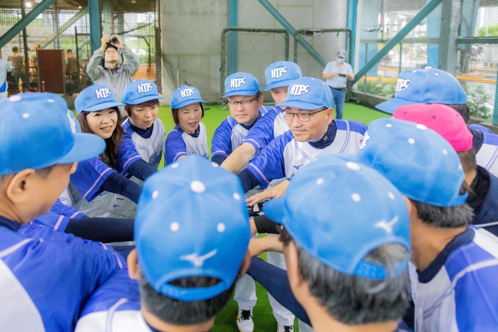 新北市長侯友宜將比桌球。