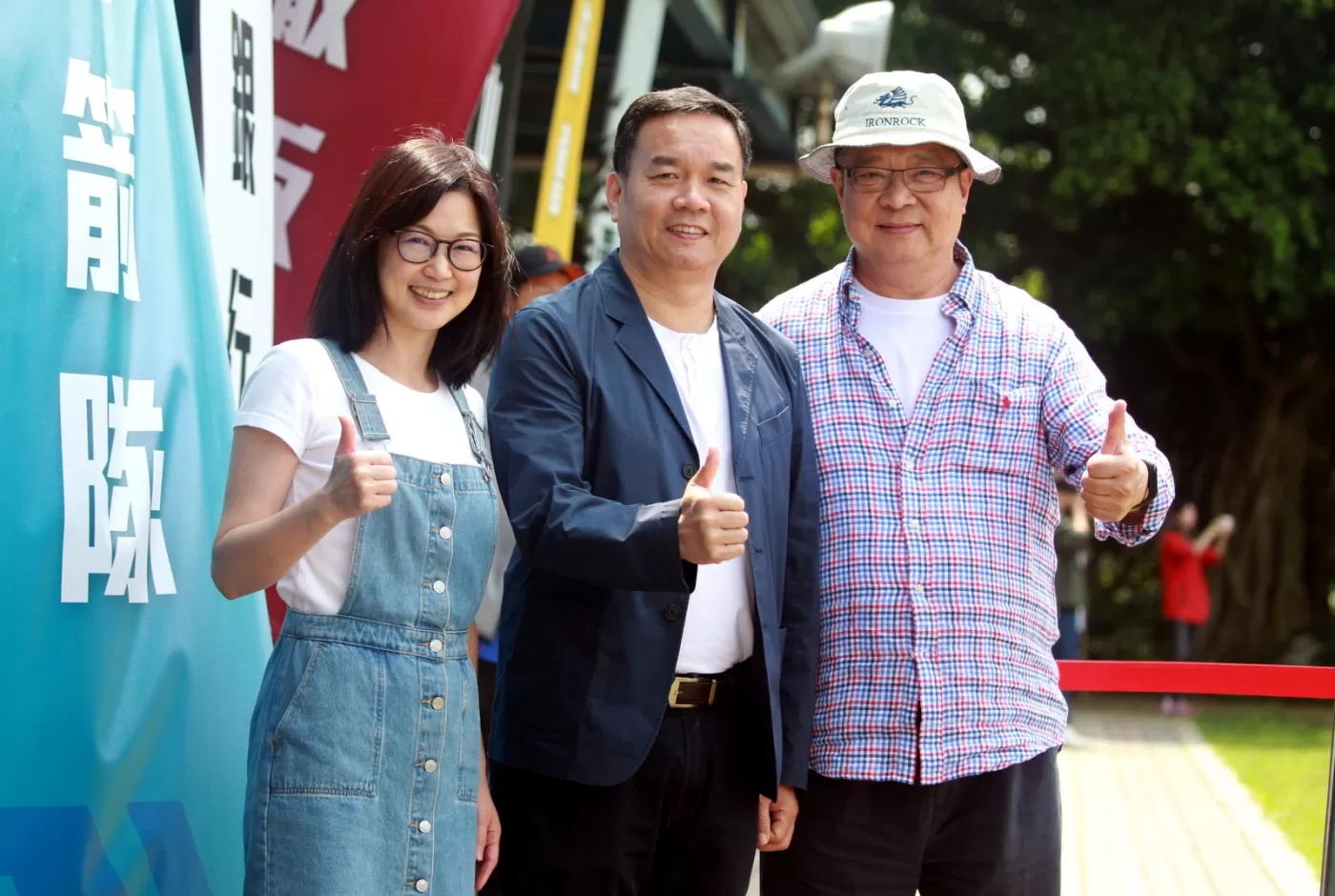 宋守智(右)也是中華企業射箭聯盟副會長,中為會長邱炳坤。中華企業射箭聯盟/提供。