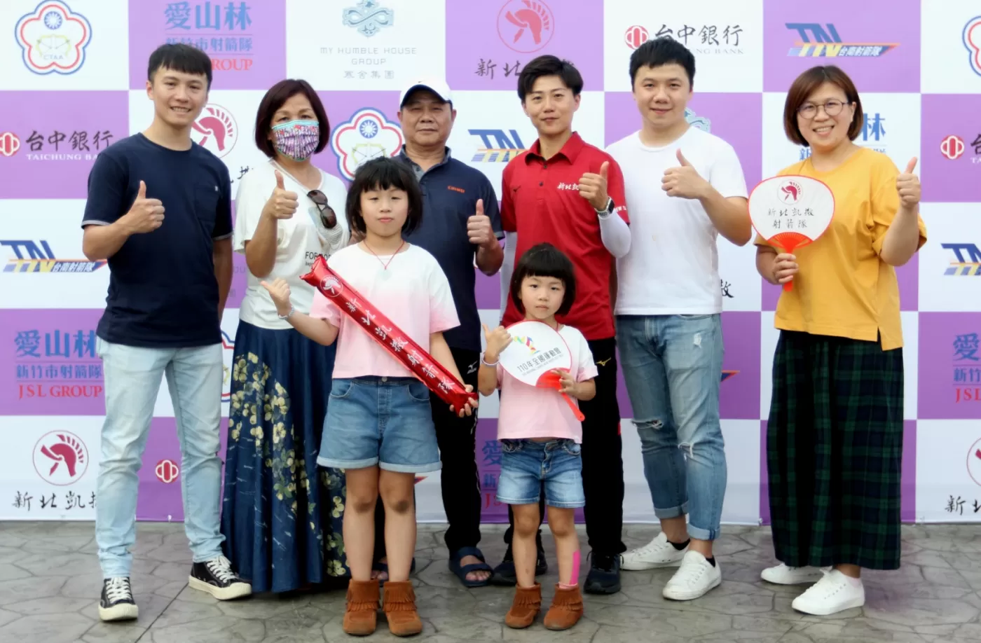 雷千瑩全家到場為她加油。中華企業射箭聯盟/提供。