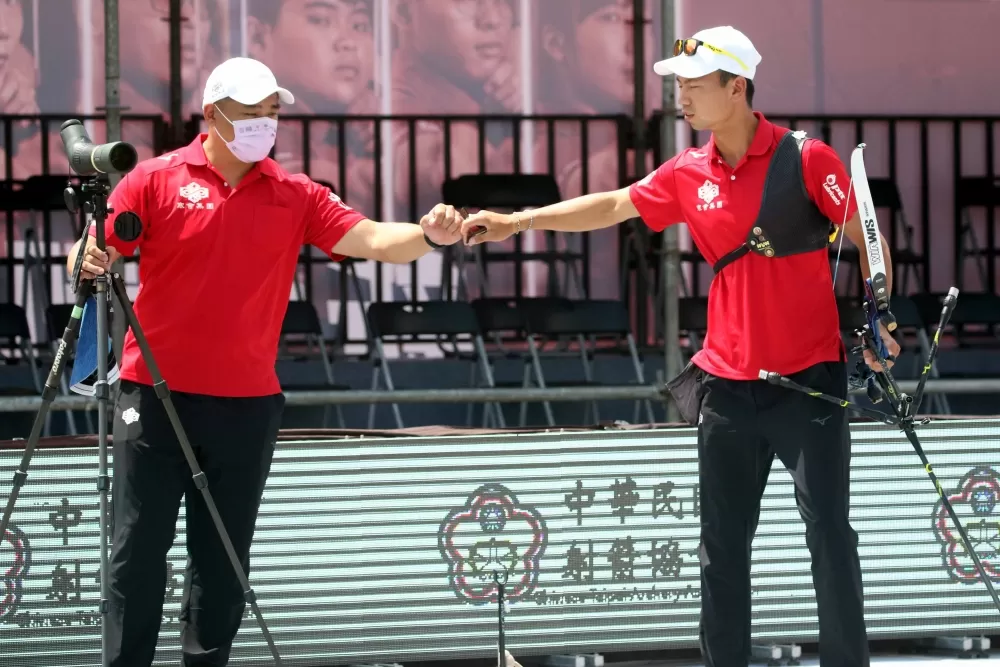 寒舍魏均珩(右)和教練郭振維。中華企業射箭聯盟/提供。