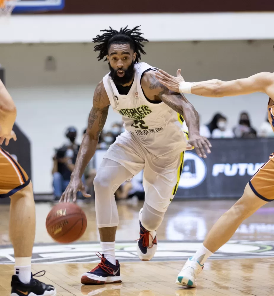 夢想家Jerran Young（右）飆個人本季新高的42分。官方提供。