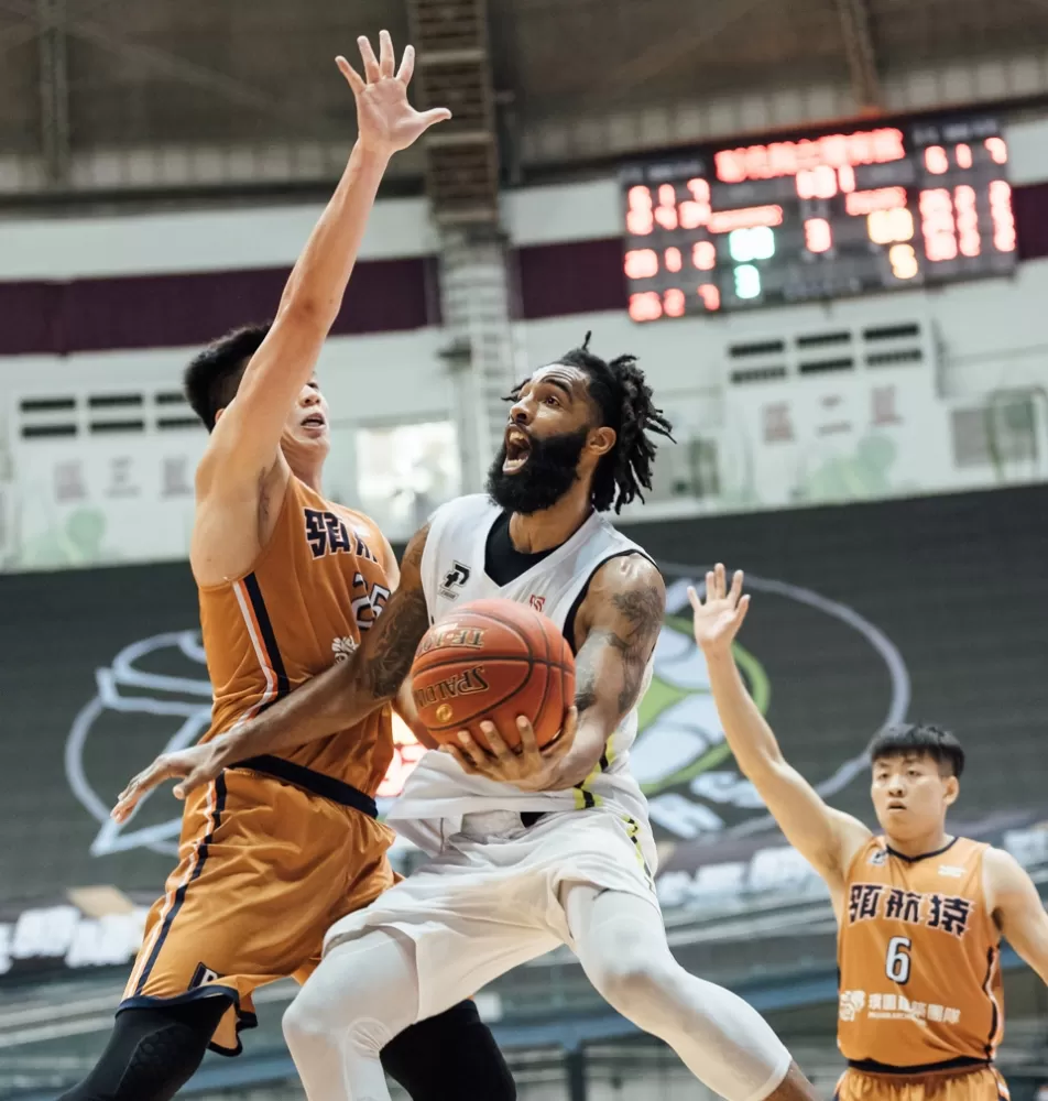 夢想家Jerran Young（右）飆個人本季新高的42分。官方提供。