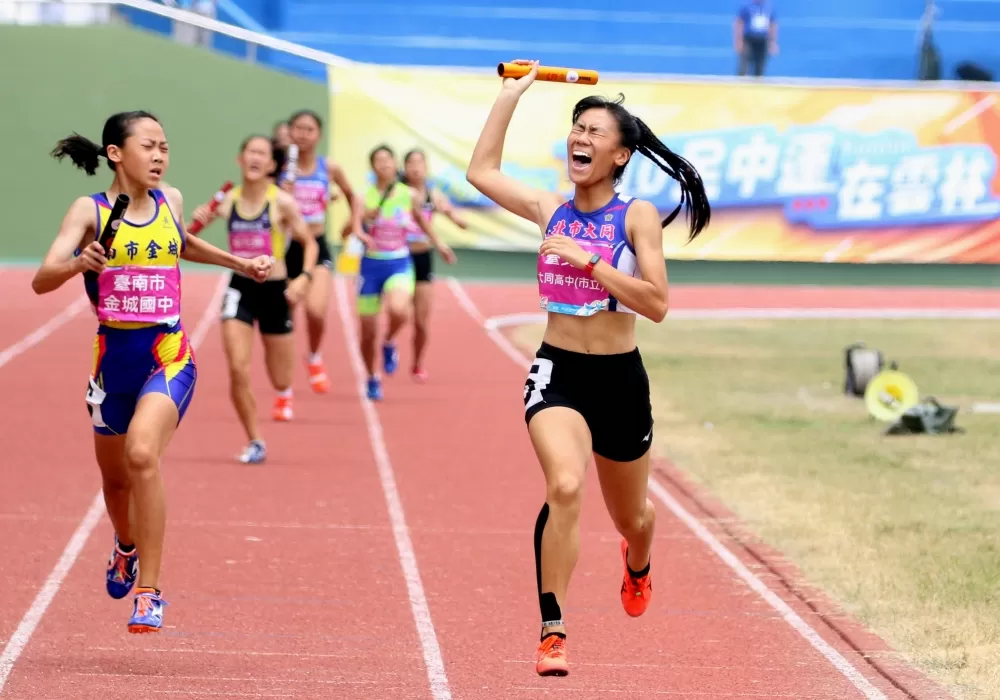 大同高中柳辰諭(右)在接力賽後來居上奪金超開心。林嘉欣/攝影。