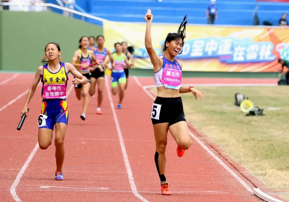 大同高中柳辰諭(右)在接力賽後來居上超開心。林嘉欣/攝影。