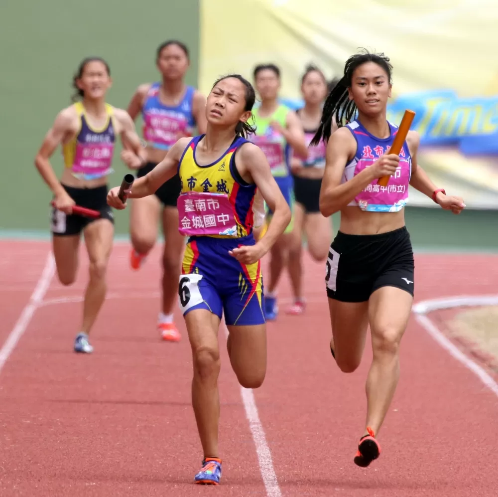 北市大同高中柳辰諭(右)在1600接力後來居上封后。林嘉欣/攝影。