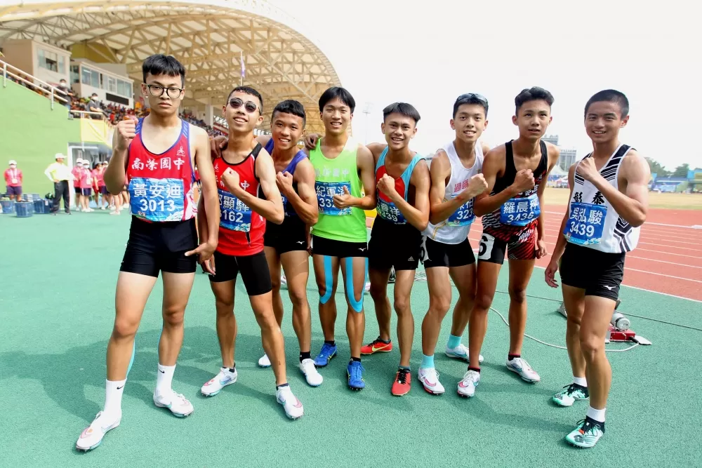 我國田徑史上，首度出現同一屆八位國中生800m突破兩分關。林嘉欣／攝影。