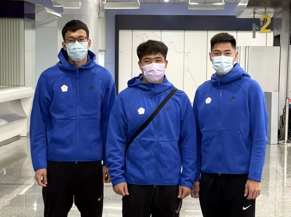 陳奎儒（左起）、黃士峰和陳傑搭機前往日本，參加2021東京奧運測試賽暨世界田總洲際挑戰賽。田徑協會／提供。