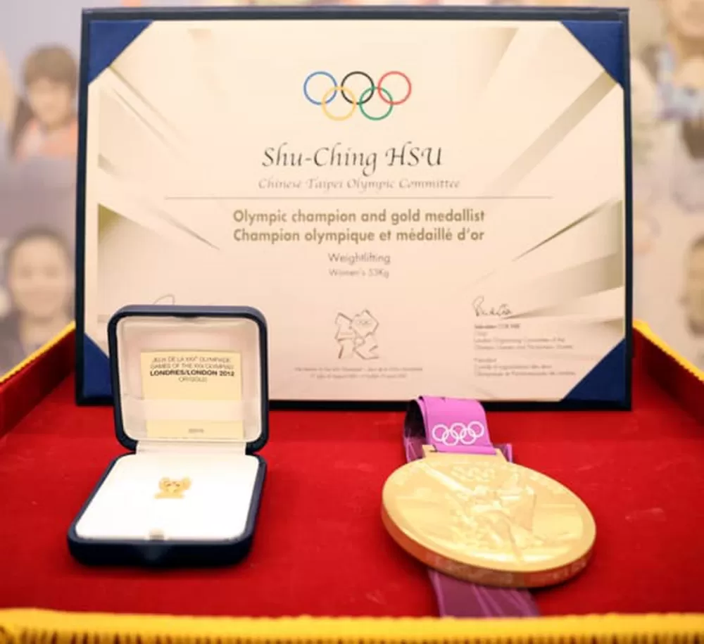 許淑淨領到遲來9年的奧運金牌。圖/取自許淑淨臉書。