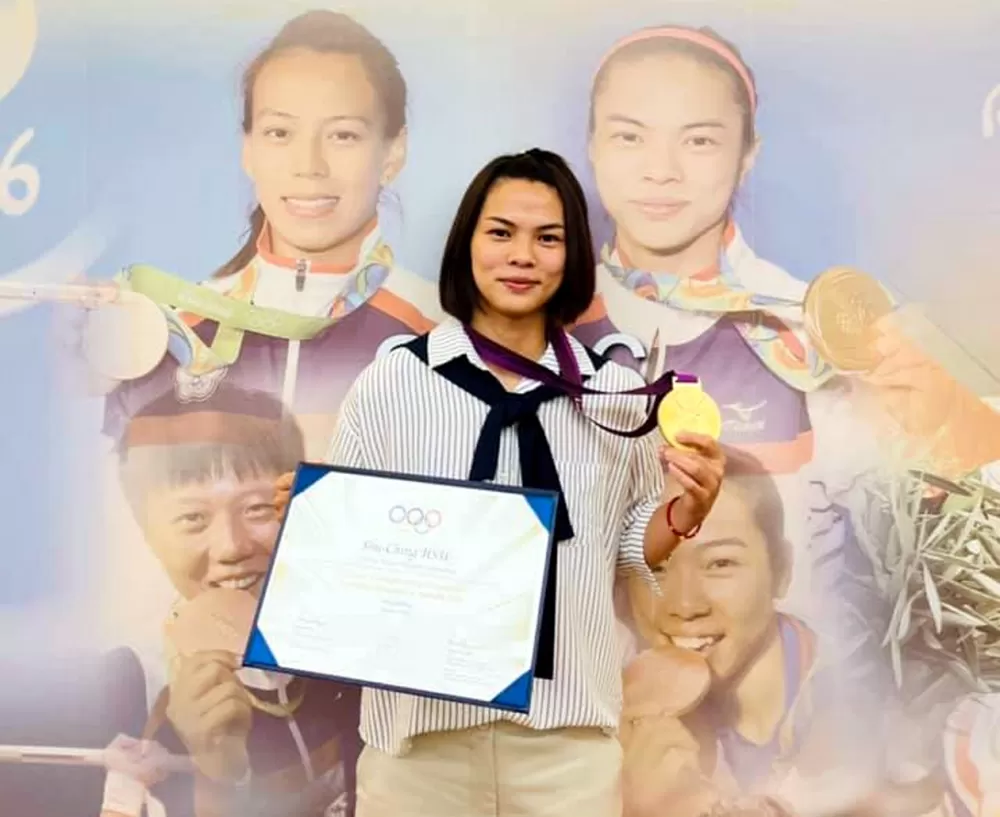 許淑淨領到遲來9年的奧運金牌。圖/取自許淑淨臉書。