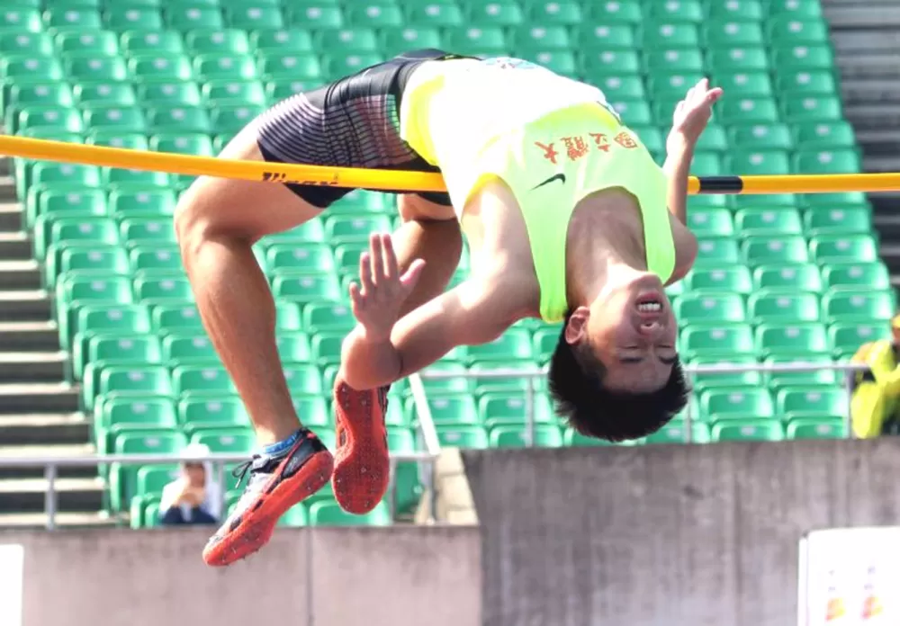 108年剛創最佳卻在術科考試前摔斷腿的劉家成,以2公尺03在109年全大運一般男跳高破大會奪金,為「成功是由失敗堆疊來的」這句話作了最佳的詮釋。林嘉欣/攝影。