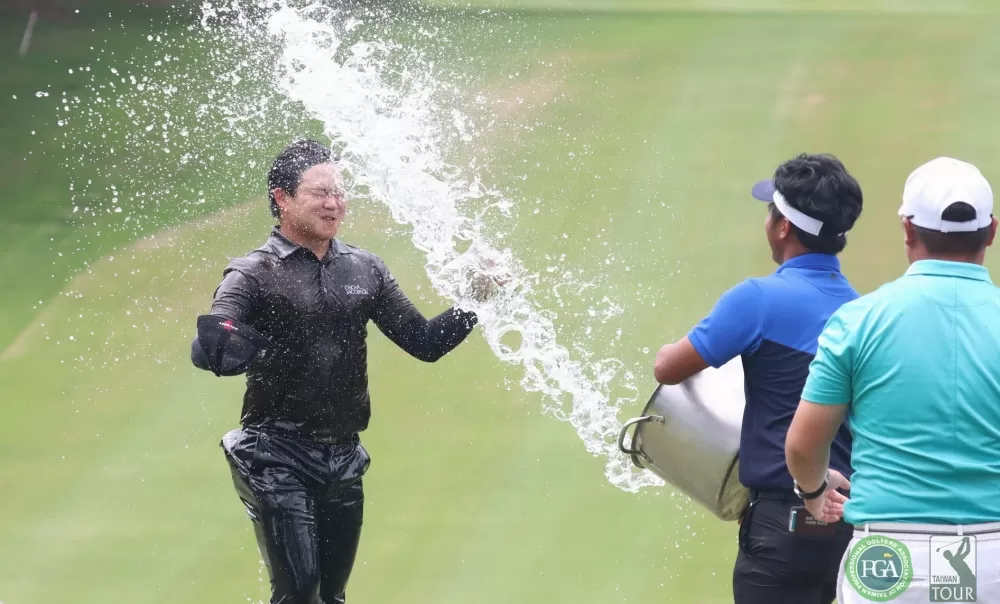 仰德公開賽李玠柏奪職業冠軍後接受潑水慶賀。鍾豐榮/攝影。