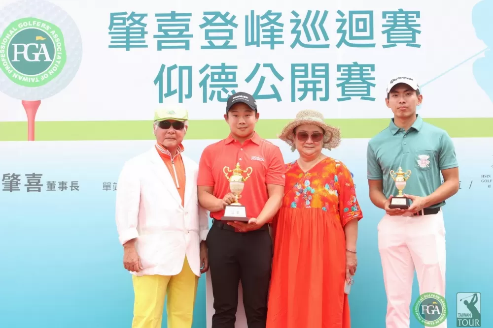 三商榮譽董事長翁肇喜(左一)和夫人(右二)、.李玠柏職業冠軍(左二)及業餘冠軍呂孫儀。鍾豐榮/攝影。