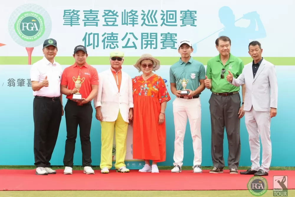 李玠柏(左二)職業冠軍.業餘冠軍呂孫儀(右三)和貴賓合影。鍾豐榮/攝影。