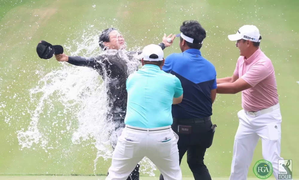 李玠柏奪職業冠軍後接受潑水祝賀。鍾豐榮/攝影。