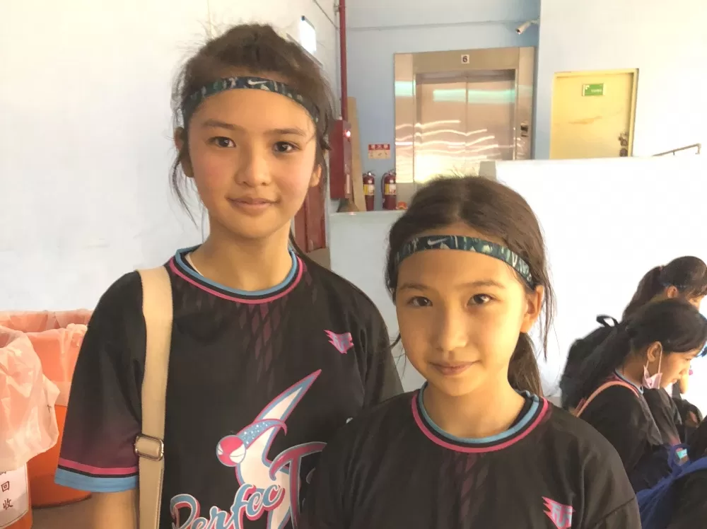 興仁女籃美、台混血後衛何蘊慈（右），台、印混血前鋒葉寶婷（左）。大會提供。