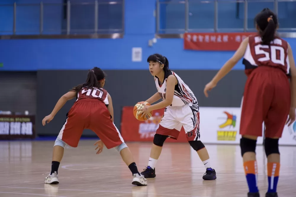 華山兩人包夾興仁張璽恩（中）。大會提供。