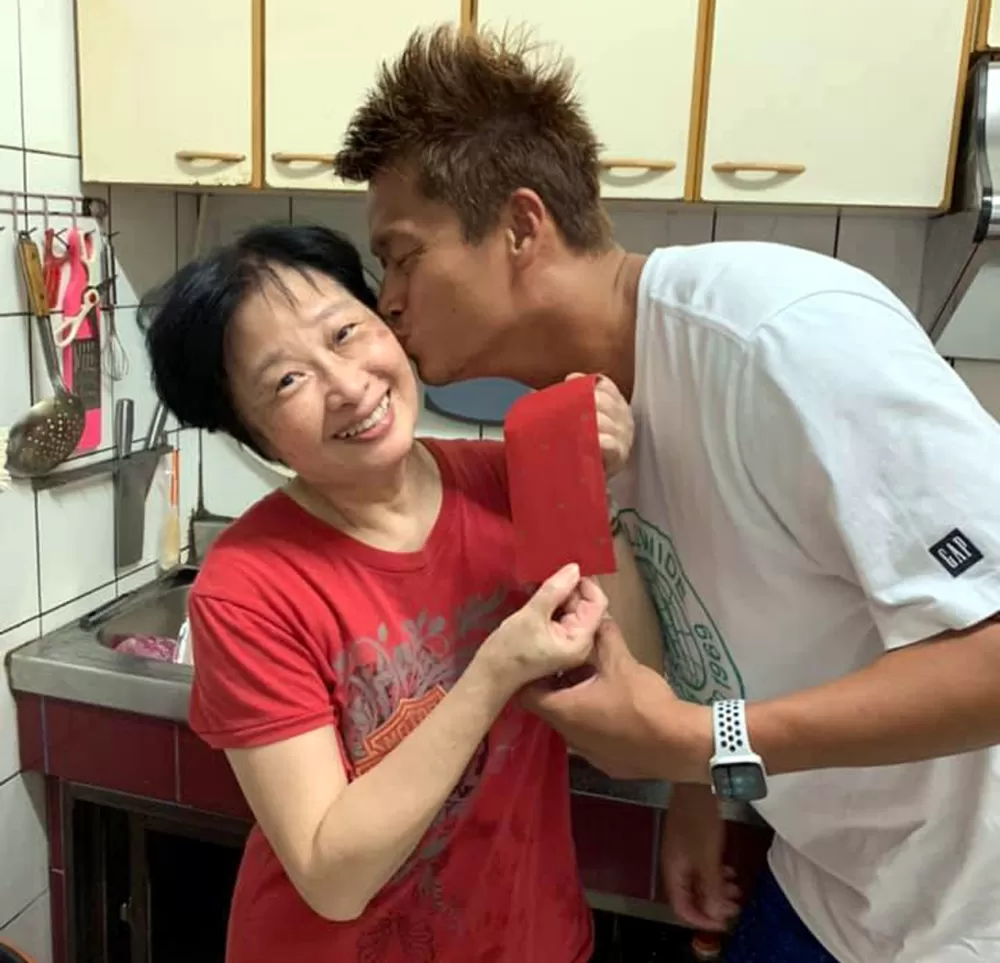 竹南國中田徑隊教練蕭賜斌以身作則,給媽咪一個愛的親親。蕭賜斌/提供。