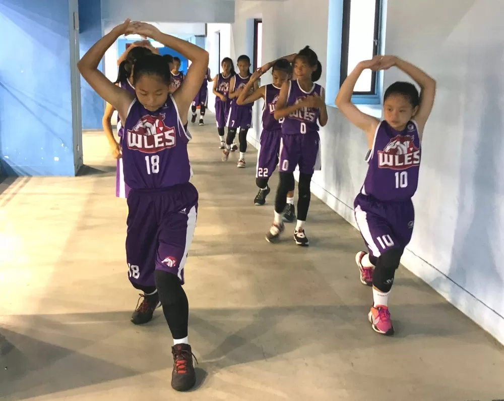 武林賽前先做操，大會提供。