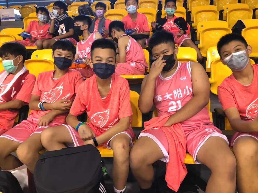 東大附小主力一字排開鍾秉翰（左起）、胡陳威愷、董沛亨、楊秉濠、張晟。大會提供。