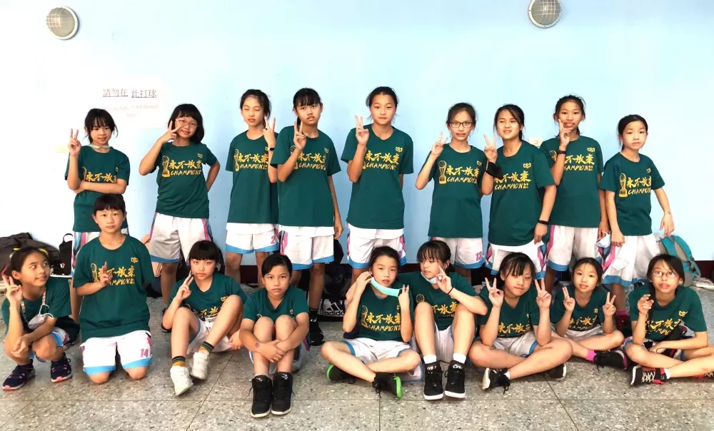 目前1勝1敗的高峰快樂打球、享受比賽。大會提供。