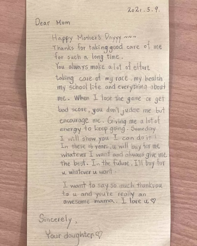 明德高中童苡茹在母親節用英文寫下對媽媽的感謝。張勝煇／提供。