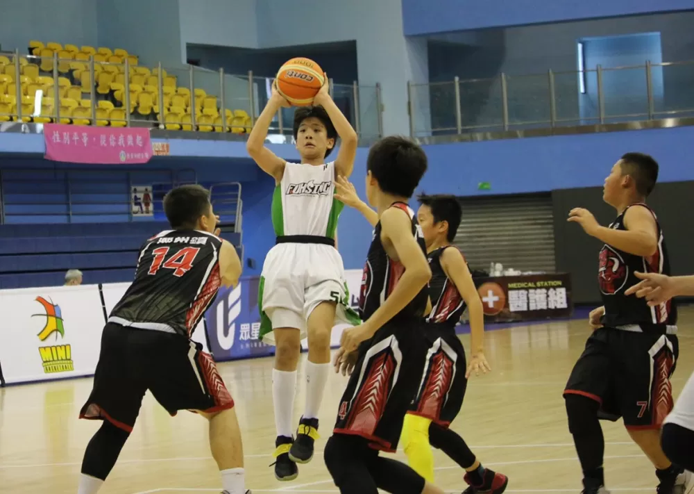 攻下14分的復興李睿穎突破潮州4人包夾跳投。大會提供。