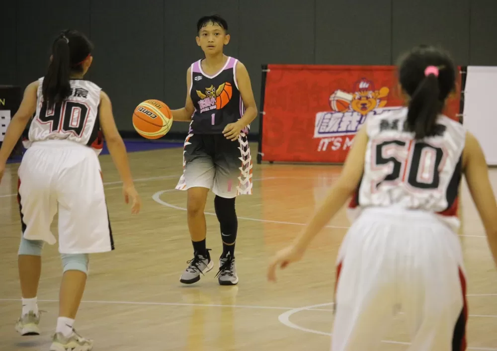 攻下8分的南投南光女籃控衛李婕心運球伺機突破高市華山防線。大會提供。