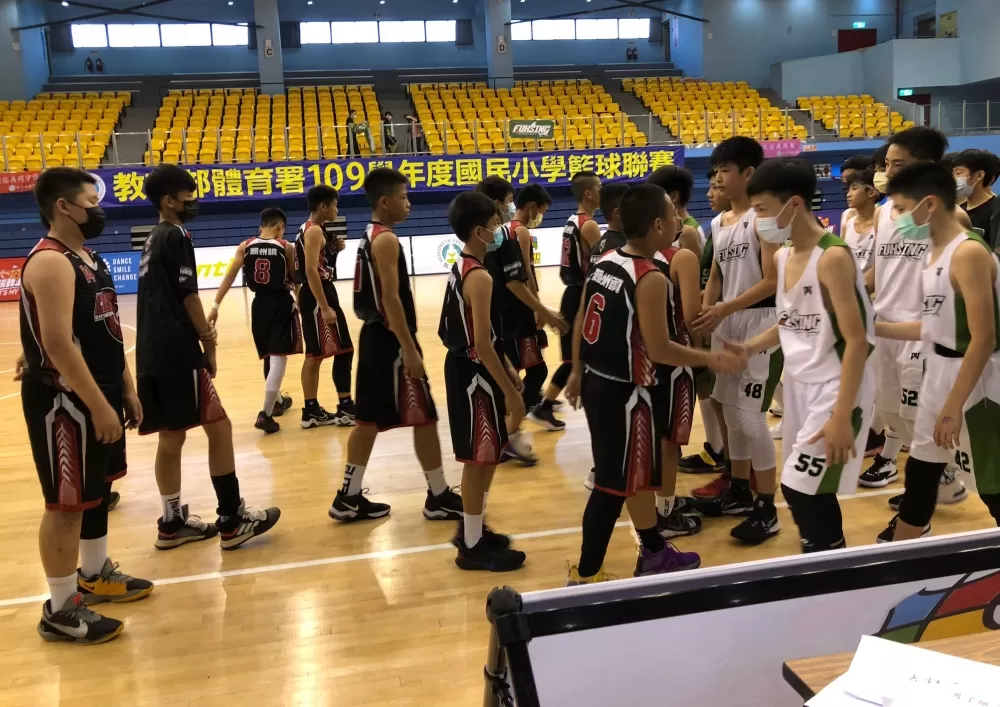 男生組最後一場32強賽私立復興對屏東潮州結束雙方握手致意後，13 日起比賽將暫緩。大會提供。