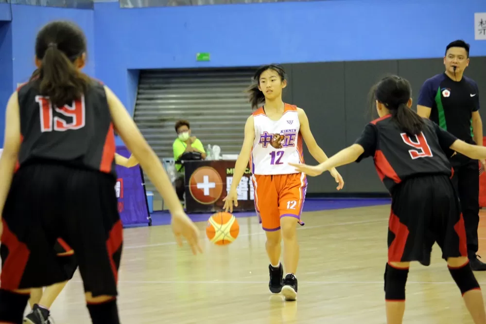 金門中正女籃黃子恩在桃園興仁包夾下運球推進。大會提供。