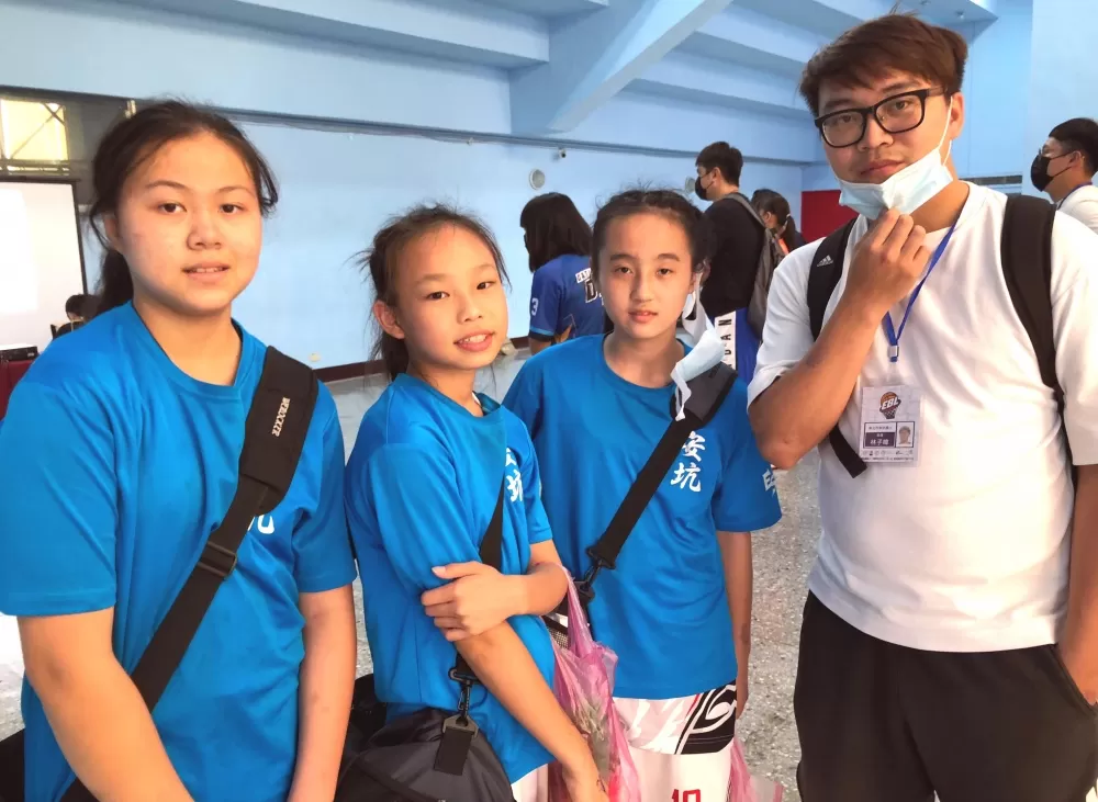 安坑教練林子暐（右）與愛將周俞均（左）、林孟璇、謝芝羽。大會提供。