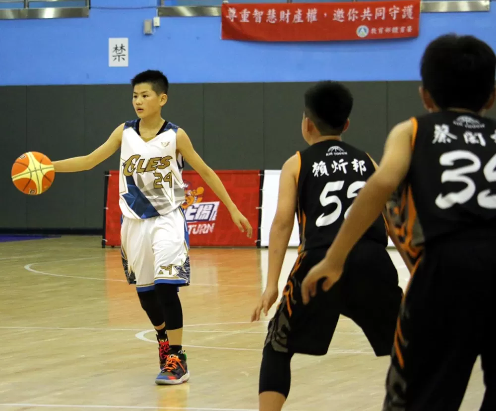 芎林功課最棒、畢業後升學至上的田易弘運球伺機進攻。大會提供。