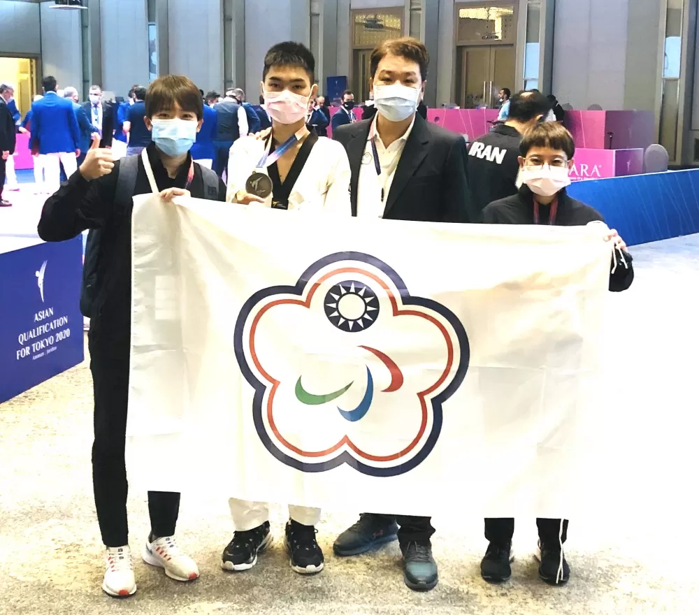 陳健強（左二）。中華民國殘障體育運動總會／提供。